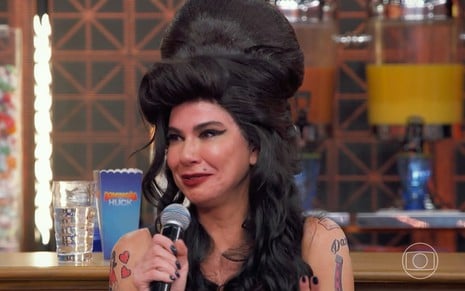 Luciana Gimenez está caracterizada como Amy Winehouse e chora, com a maquiagem borrada