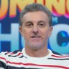 Luciano Huck tem expressão concentrada no palco do Domingão com Huck, da Globo