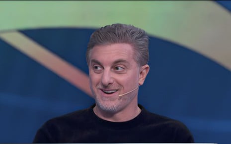 O apresentador Luciano Huck com expressão de surpresa no Quem Quer Ser um Milionário