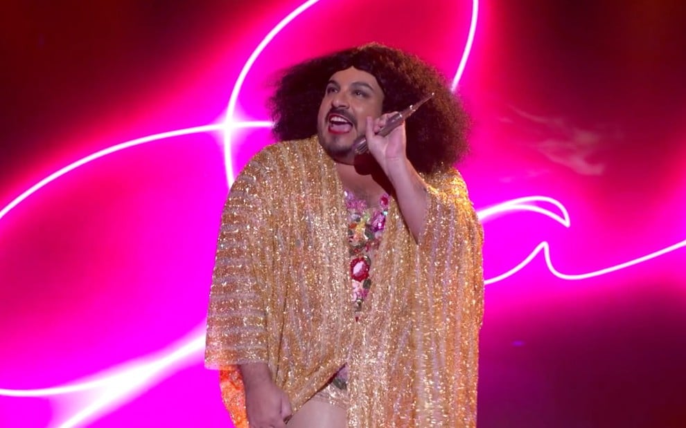 Luis Lobianco está caracterizado como Gal Costa no palco do Domingão