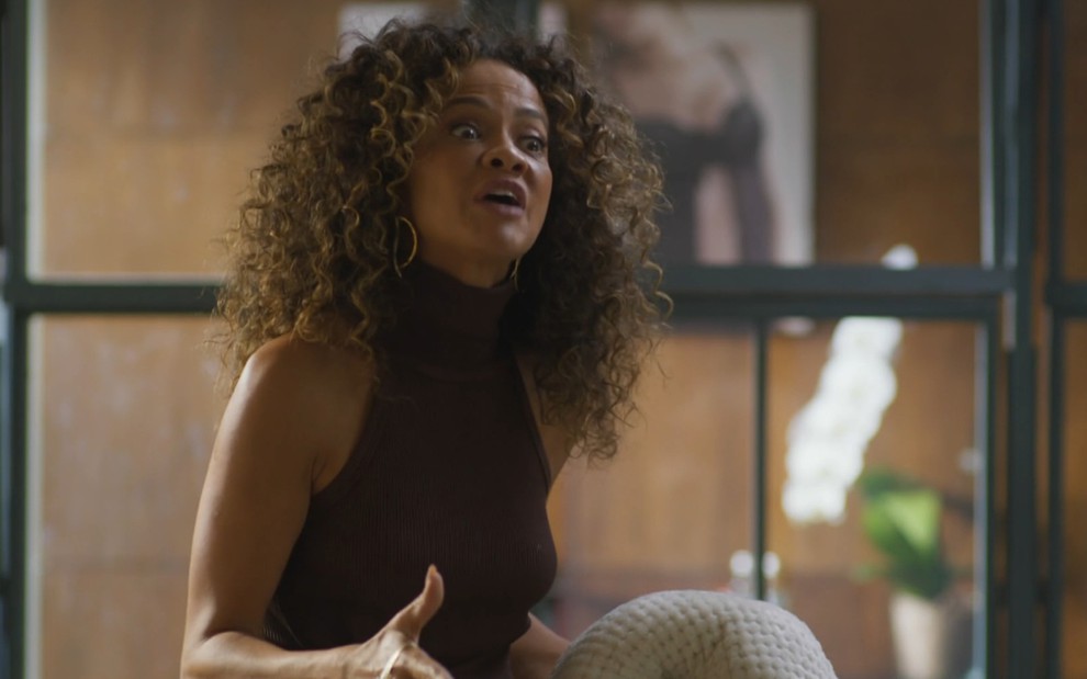 Aline Borges está revoltada e descabelada em cena de Dona de Mim