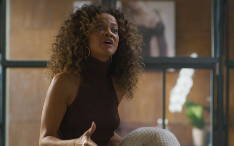 Aline Borges está revoltada e descabelada em cena de Dona de Mim