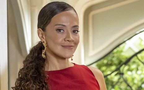 Aline Borges está caracterizada como Tânia, sua personagem na novela Dona de Mim, da Globo
