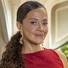 Aline Borges está caracterizada como Tânia, sua personagem na novela Dona de Mim, da Globo