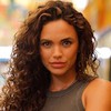Giovana Cordeiro caracterizada como Bárbara, sua personagem na novela Dona de Mim, da Globo
