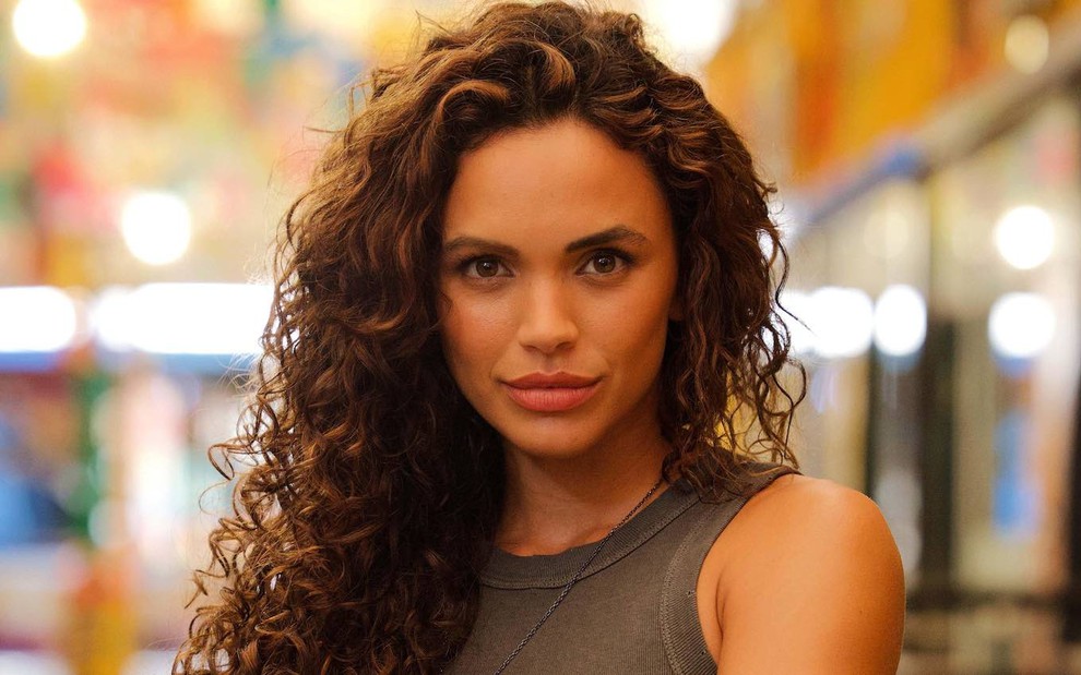 Giovana Cordeiro caracterizada como Bárbara, sua personagem na novela Dona de Mim, da Globo