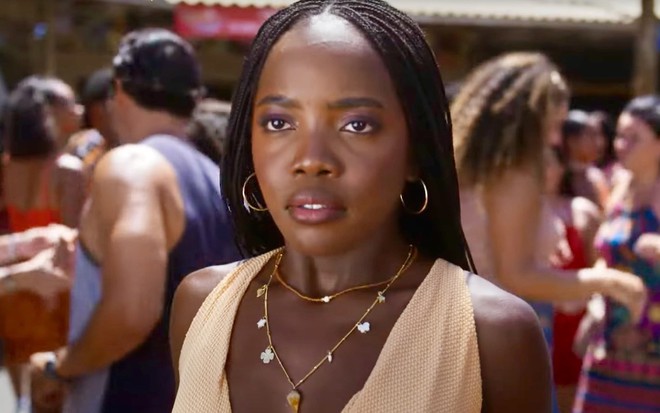 Clara Moneke está caracterizada como Leona, sua personagem em Dona de Mim