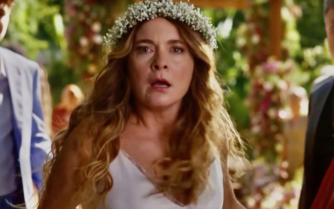 Cláudia Abreu está caracterizada como Filipa, sua personagem na novela Dona de Mim, da TV Globo