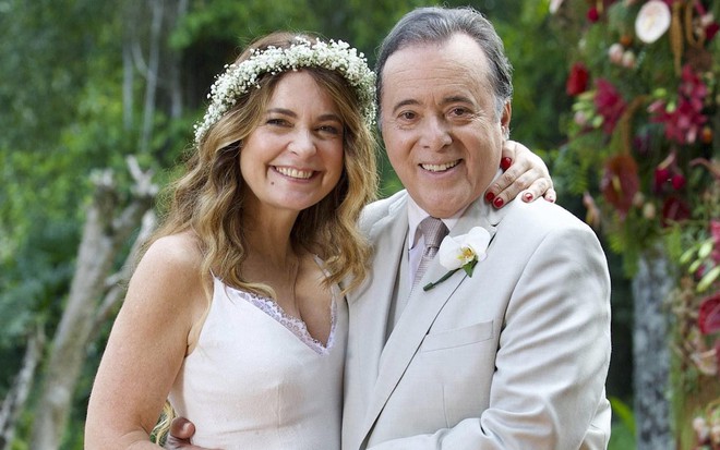 Cláudia Abreu e Tony Ramos estão caracterizados como Filipa e Abel, seus personagens na novela Dona de Mim