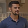 Felipe Simas tem sorriso safado em cena de Dona de Mim