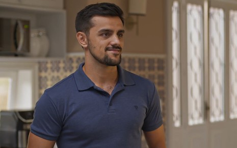 Felipe Simas tem sorriso safado em cena de Dona de Mim