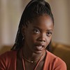 Clara Moneke está caracterizada como Leona, sua personagem em Dona de Mim