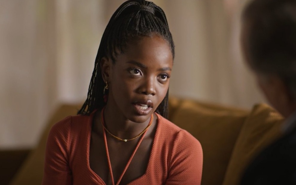 Clara Moneke está caracterizada como Leona, sua personagem em Dona de Mim