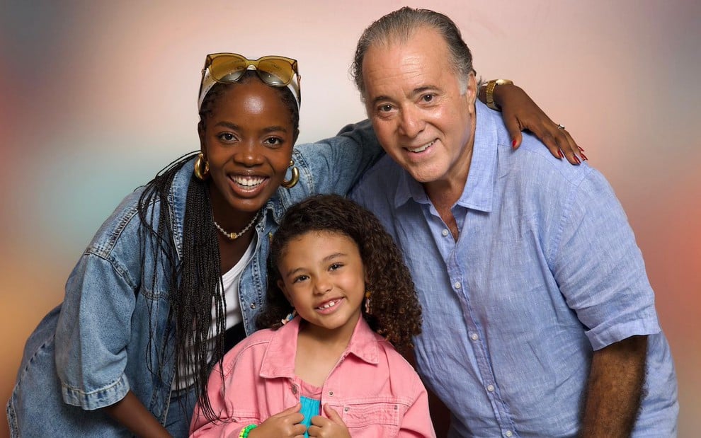 Clara Moneke, Elis Cabral e Tony Ramos posam nos bastidores de Dona de Mim, próxima novela da Globo