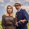 Flávia Alessandra e Eriberto Leão posam caracterizados como Sandra e Ernesto em Êta Mundo Melhor!, novela da Globo