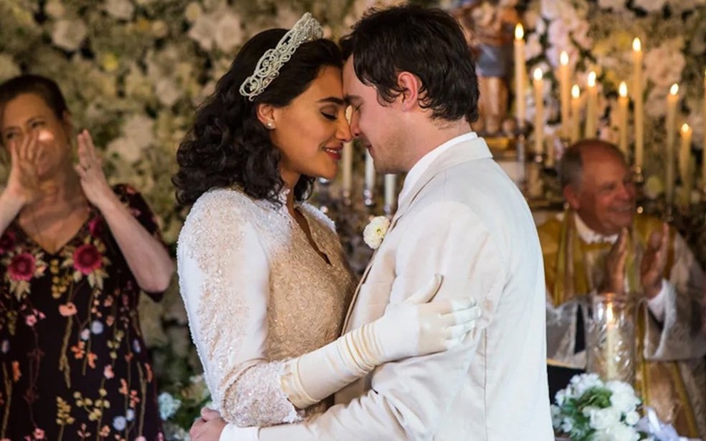 Débora Nascimento contracena com Sergio Guizé no final de Êta Mundo Bom!, da TV Globo