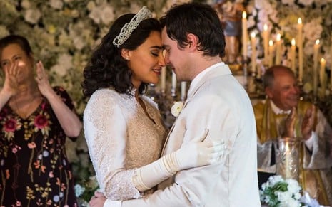 Débora Nascimento contracena com Sergio Guizé no final de Êta Mundo Bom!, da TV Globo