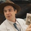 Sergio Guizé em cena como Candinho, seu personagem na novela Êta Mundo Bom!