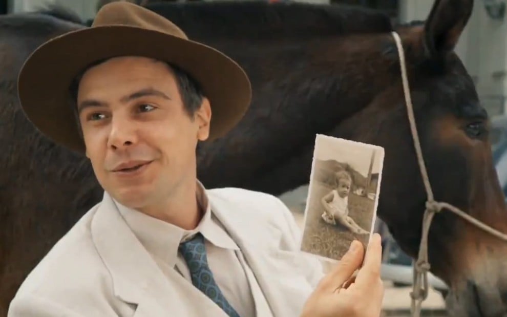 Sergio Guizé em cena como Candinho, seu personagem na novela Êta Mundo Bom!