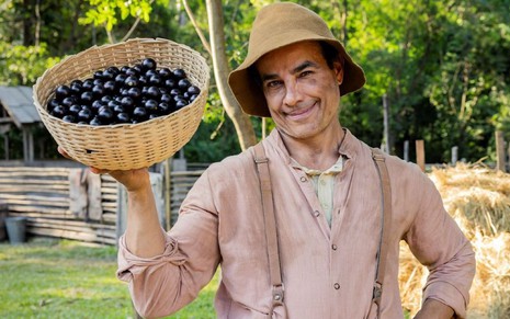 Anderson Di Rizzi está caracterizado como Zé dos Porcos em Êta Mundo Melhor!, da TV Globo