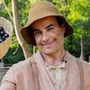 Anderson Di Rizzi está caracterizado como Zé dos Porcos em Êta Mundo Melhor!, da TV Globo