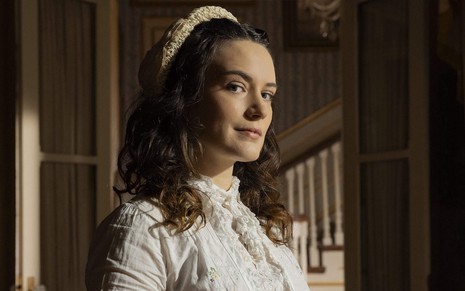 Bianca Bin caracterizada como Maria em Êta Mundo Melhor!, da TV Globo