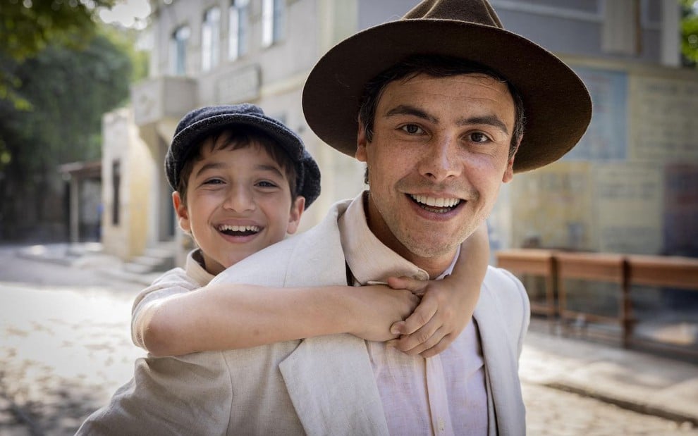 Sergio Guizé é abraçado por Dai Malizia nos bastidores da novela Êta Mundo Melhor!, da TV Globo