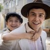 Sergio Guizé é abraçado por Dai Malizia nos bastidores da novela Êta Mundo Melhor!, da TV Globo