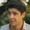 Sergio Guizé em cena como Candinho, protagonista da novela Êta Mundo Melhor!, da Globo