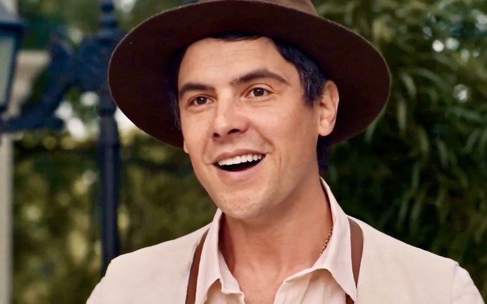 Sergio Guizé em cena como Candinho, protagonista da novela Êta Mundo Melhor!, da Globo