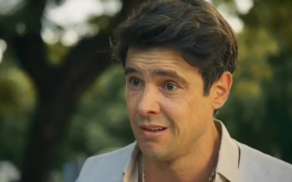 Sergio Guizé em cena como Candinho, protagonista da novela Êta Mundo Melhor!, da Globo