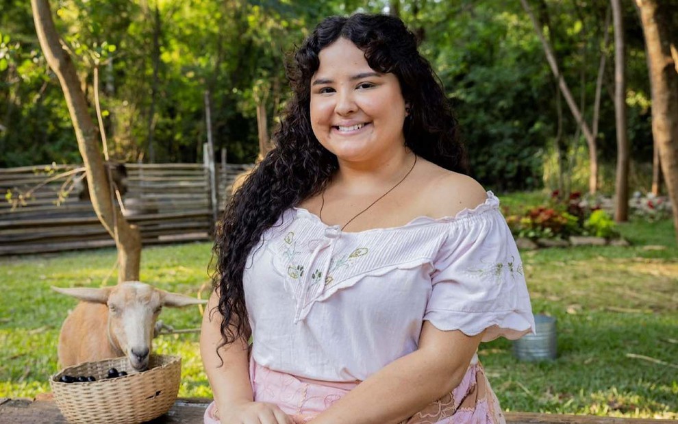 Castorine está caracterizada como Maria Divina, sua personagem em Êta Mundo Melhor!, da TV Globo