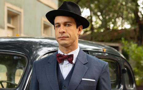 Rainer Cadete está caracterizado como Celso, seu personagem na novela Êta Mundo Melhor!, da TV Globo