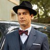 Rainer Cadete está caracterizado como Celso, seu personagem na novela Êta Mundo Melhor!, da TV Globo