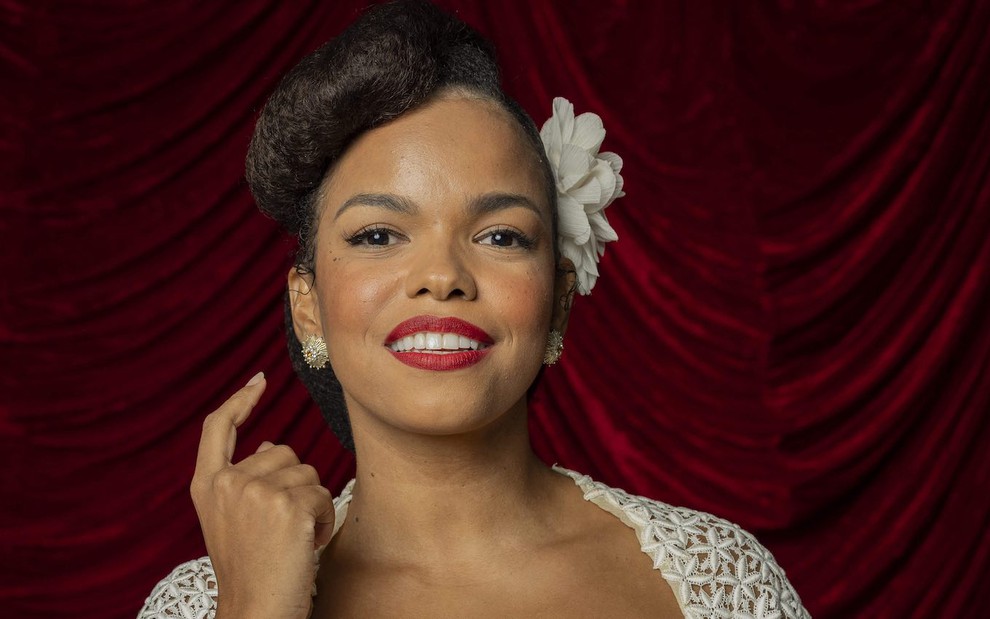 Jeniffer Nascimento está caracterizada como Dita, sua personagem na novela Êta Mundo Melhor!, da TV Globo