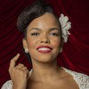 Jeniffer Nascimento está caracterizada como Dita, sua personagem na novela Êta Mundo Melhor!, da TV Globo