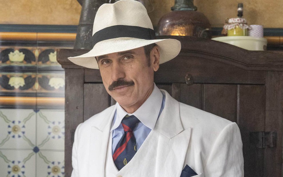 Eriberto Leão está caracterizado como Ernesto, vilão da novela Êta Mundo Melhor!, da TV Globo