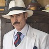 Eriberto Leão está caracterizado como Ernesto, vilão da novela Êta Mundo Melhor!, da TV Globo