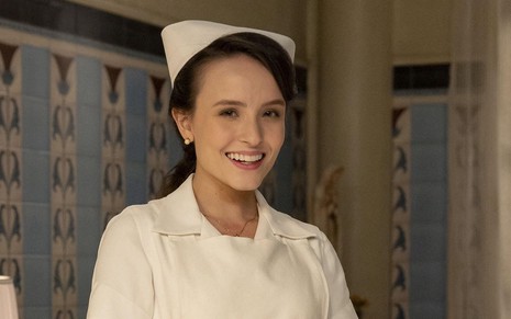 Larissa Manoela está caracterizada como a enfermeira Estela da nova novela da Globo, Êta Mundo Melhor!