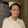 Larissa Manoela está caracterizada como a enfermeira Estela da nova novela da Globo, Êta Mundo Melhor!