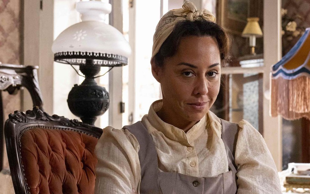 Evelyn Castro está caracterizada como Zenaide, sua personagem na novela Êta Mundo Melhor!, da TV Globo
