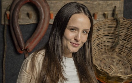 Larissa Manoela posa em foto de divulgação da próxima novela das seis da Globo