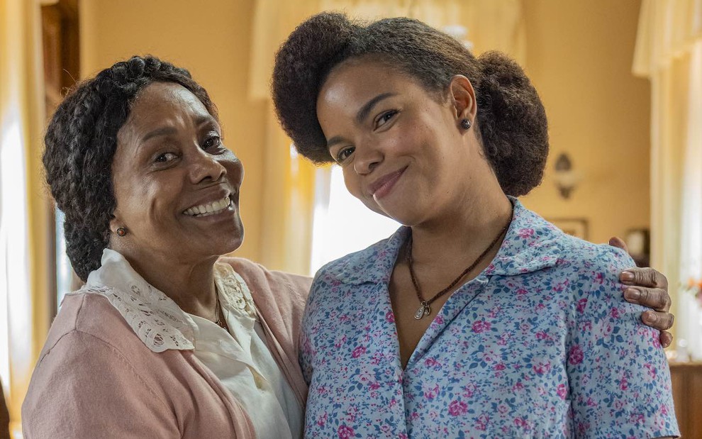 As atrizes Dhu Moraes e Jeniffer Nascimento estão caracterizadas como Manoela e Dita da novela Êta Mundo Melhor!, da Globo