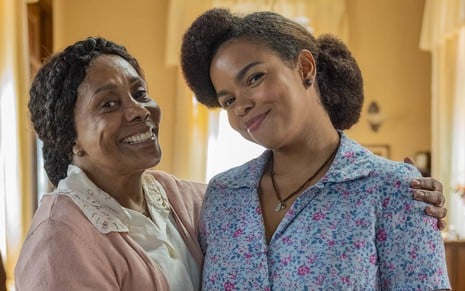 As atrizes Dhu Moraes e Jeniffer Nascimento estão caracterizadas como Manoela e Dita da novela Êta Mundo Melhor!, da Globo