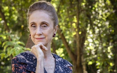 A atriz Betty Gofman está caracterizada como Medéia, sua personagem na novela Êta Mundo Melhor!