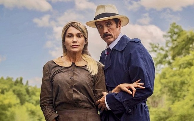 Flávia Alessandra e Eriberto Leão posam caracterizados como Sandra e Ernesto em Êta Mundo Melhor!, novela da Globo