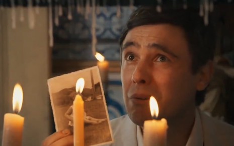 Sergio Guizé em cena como Candinho, protagonista da novela Êta Mundo Melhor!, da Globo