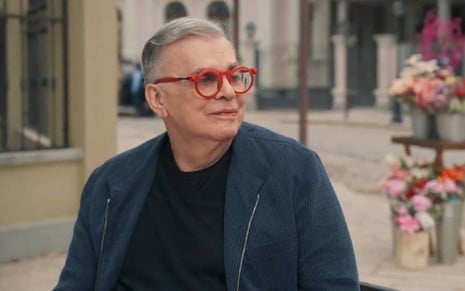 O autor Walcyr Carrasco em chamada da novela Êta Mundo Melhor!, da Globo