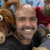 Lucas Gutierrez finge tirar selfie com cavalinhos de pelúcia vestidos com uniformes de futebol