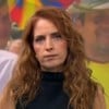 Poliana Abritta tem expressão séria em frente a um telão no cenário do Fantástico